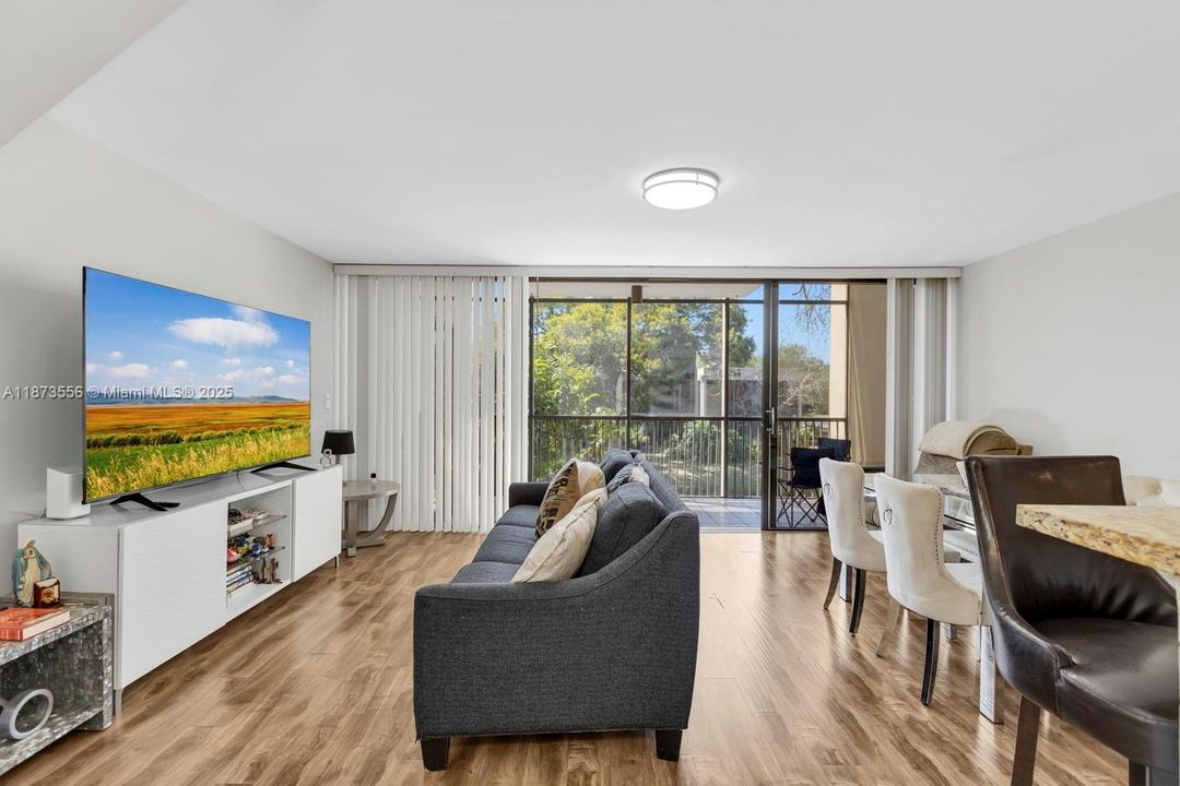 На продажу: $289,000 (2 спален, 2 ванн, 1230 Квадратных фут)