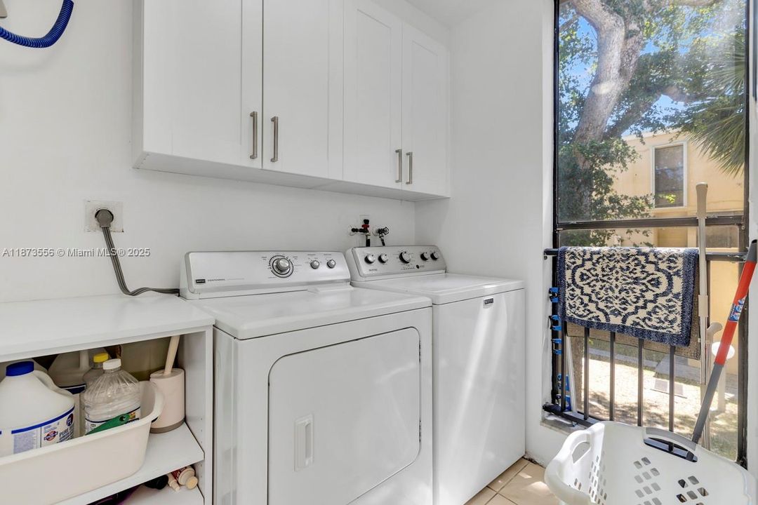 На продажу: $289,000 (2 спален, 2 ванн, 1230 Квадратных фут)