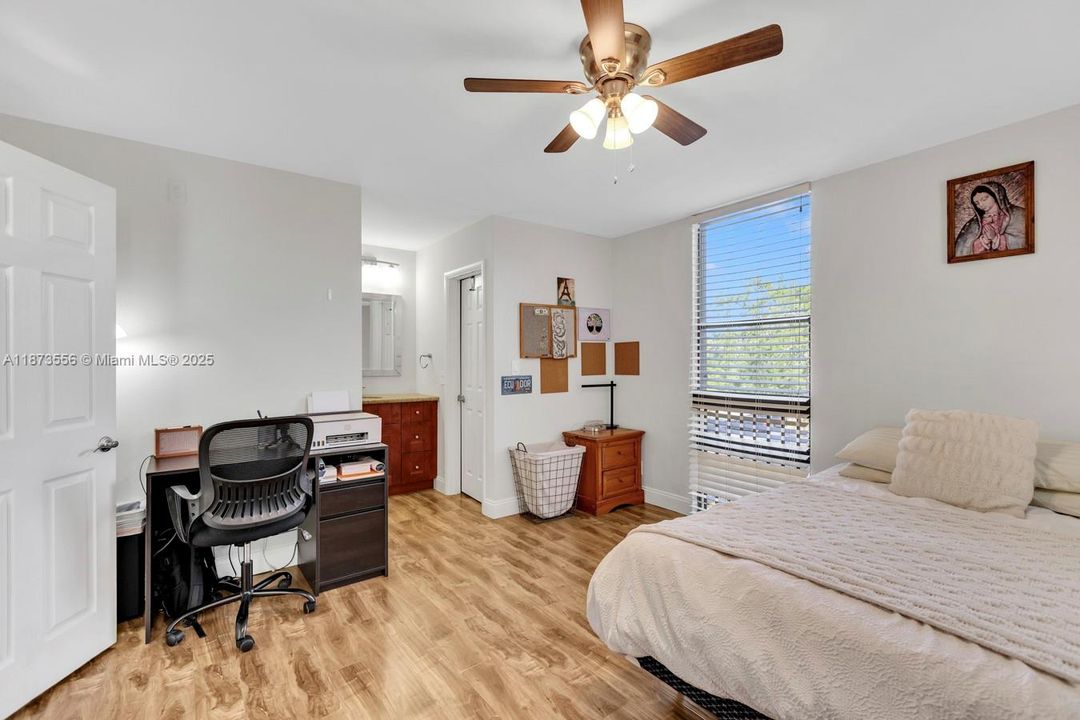 На продажу: $289,000 (2 спален, 2 ванн, 1230 Квадратных фут)