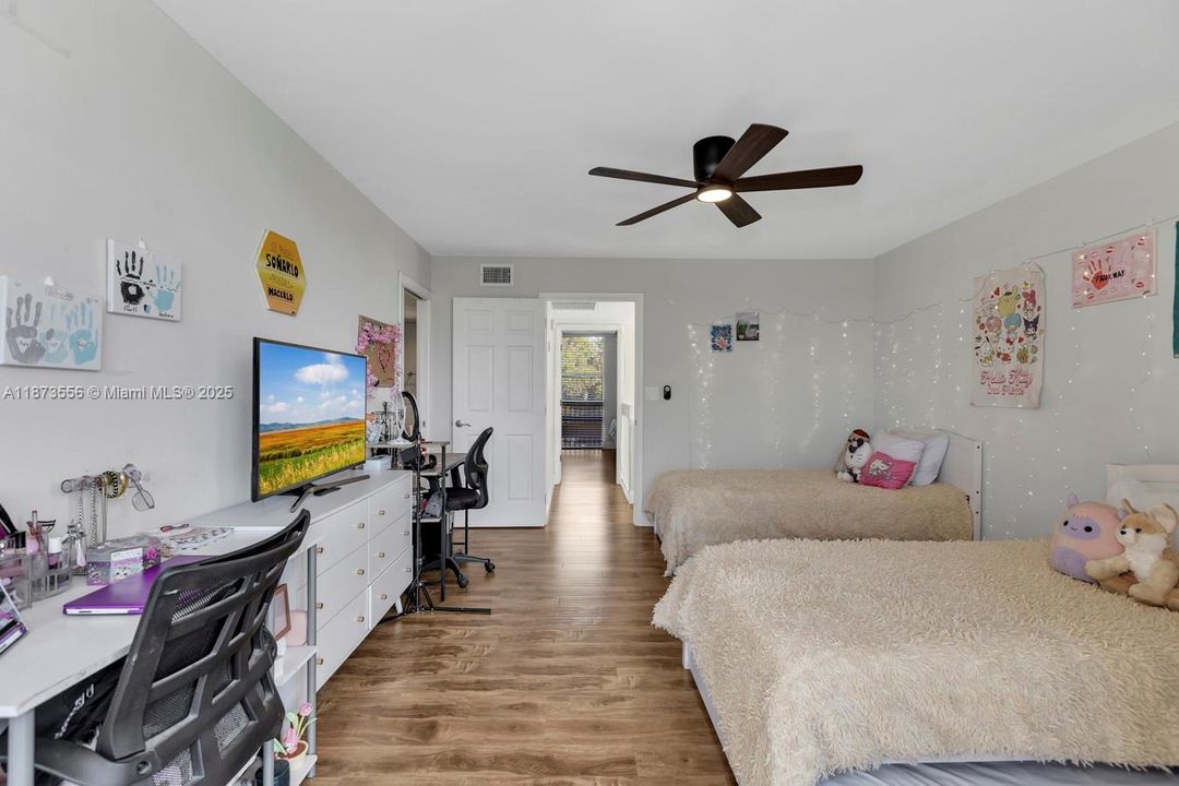 На продажу: $289,000 (2 спален, 2 ванн, 1230 Квадратных фут)