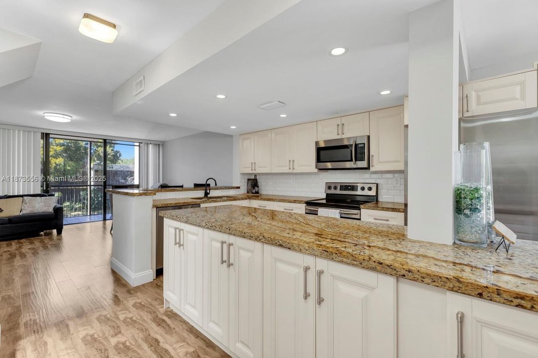 На продажу: $289,000 (2 спален, 2 ванн, 1230 Квадратных фут)