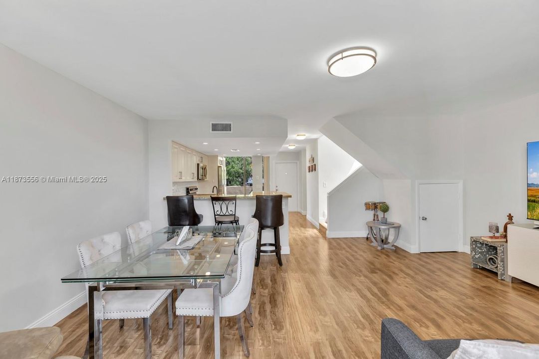 На продажу: $289,000 (2 спален, 2 ванн, 1230 Квадратных фут)