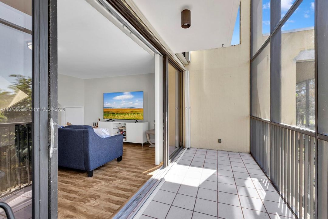 На продажу: $289,000 (2 спален, 2 ванн, 1230 Квадратных фут)