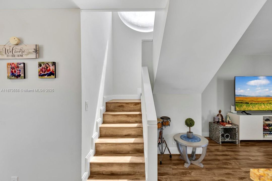 На продажу: $289,000 (2 спален, 2 ванн, 1230 Квадратных фут)