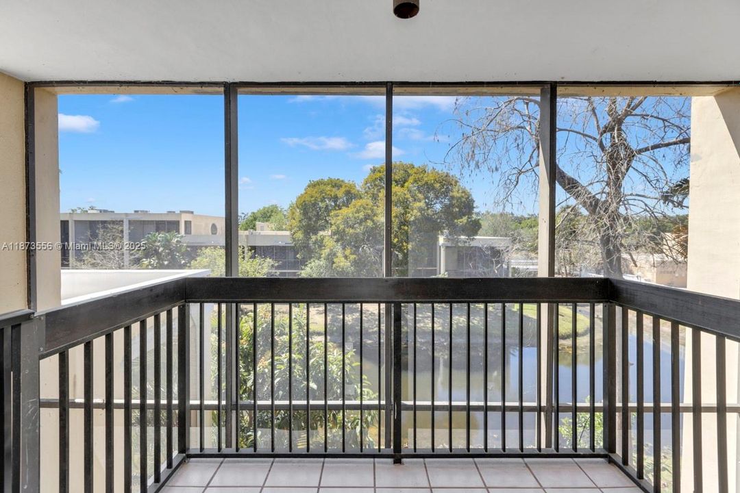 На продажу: $289,000 (2 спален, 2 ванн, 1230 Квадратных фут)