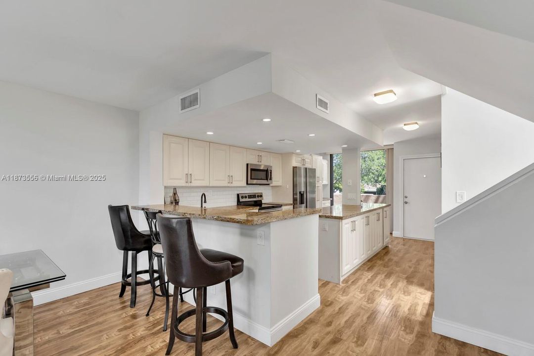 На продажу: $289,000 (2 спален, 2 ванн, 1230 Квадратных фут)