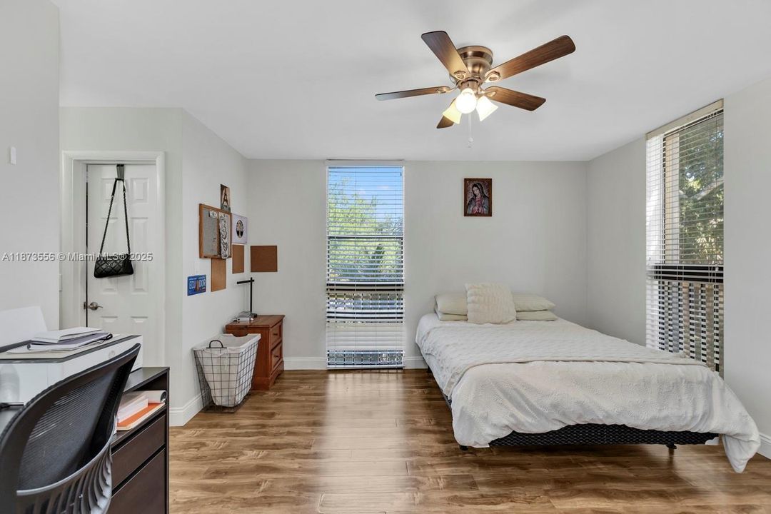 На продажу: $289,000 (2 спален, 2 ванн, 1230 Квадратных фут)