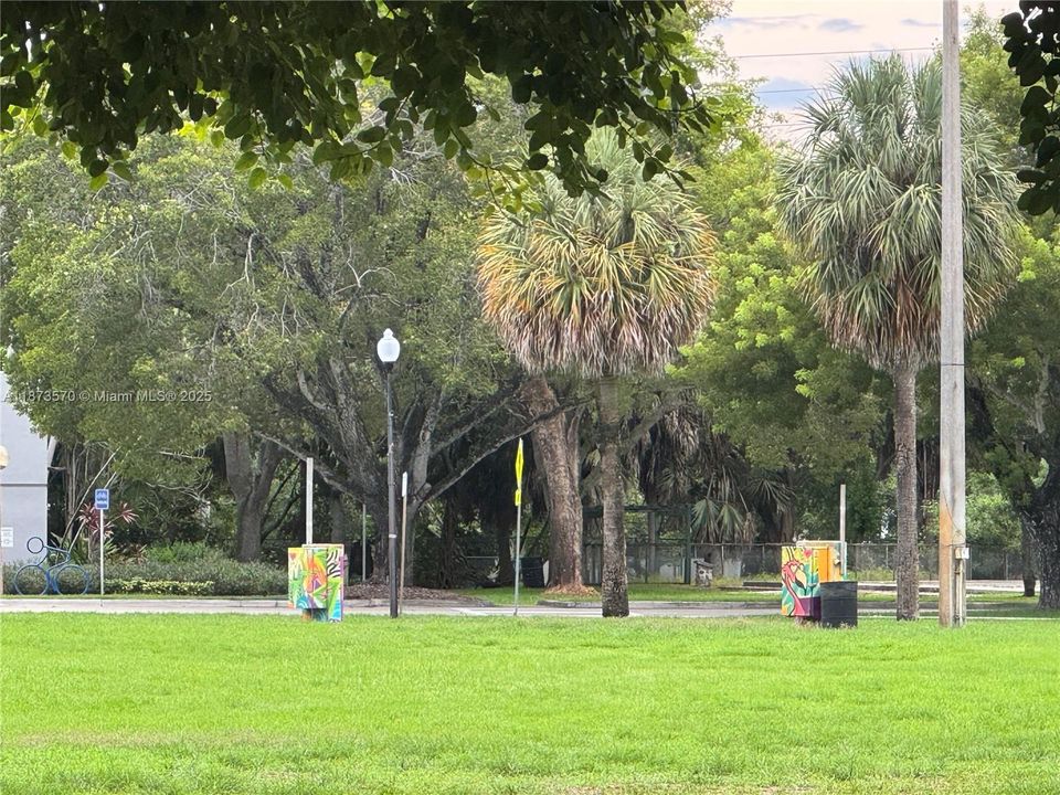 Под контрактом: $1,999 (2 спален, 1 ванн, 900 Квадратных фут)