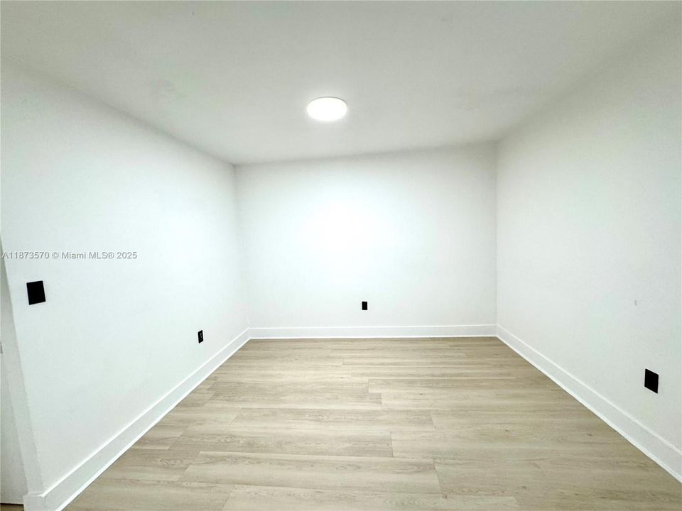 Под контрактом: $1,999 (2 спален, 1 ванн, 900 Квадратных фут)