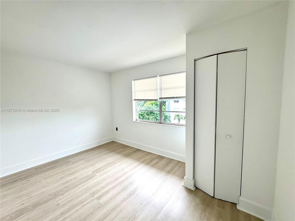 Под контрактом: $1,999 (2 спален, 1 ванн, 900 Квадратных фут)