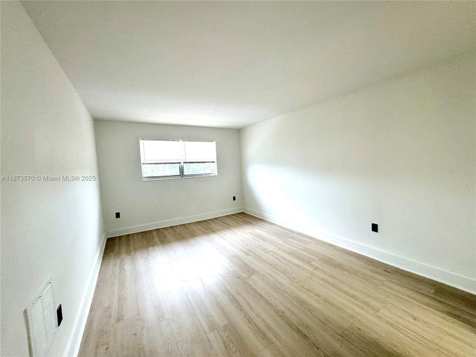 Под контрактом: $1,999 (2 спален, 1 ванн, 900 Квадратных фут)