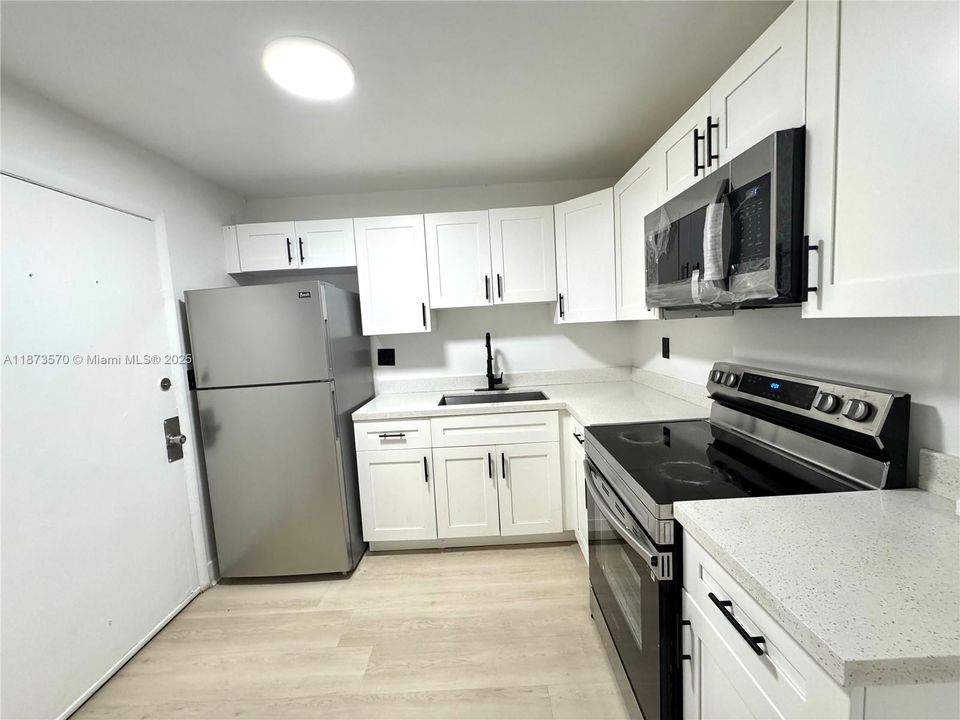 Под контрактом: $1,999 (2 спален, 1 ванн, 900 Квадратных фут)