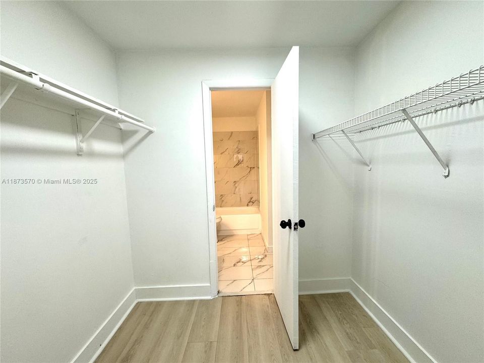 Под контрактом: $1,999 (2 спален, 1 ванн, 900 Квадратных фут)