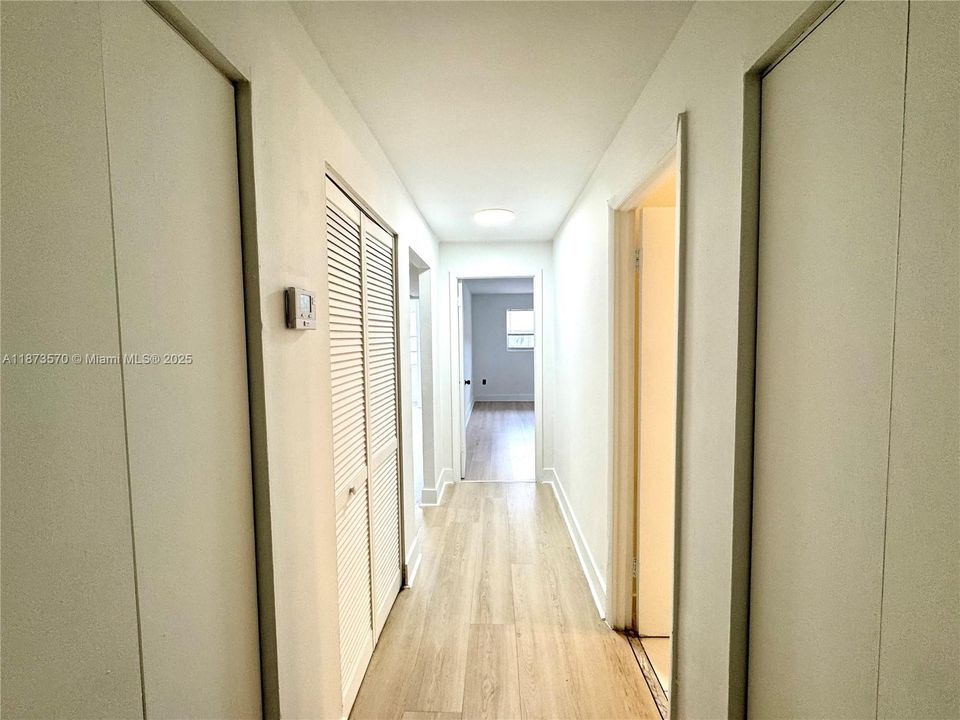 Под контрактом: $1,999 (2 спален, 1 ванн, 900 Квадратных фут)