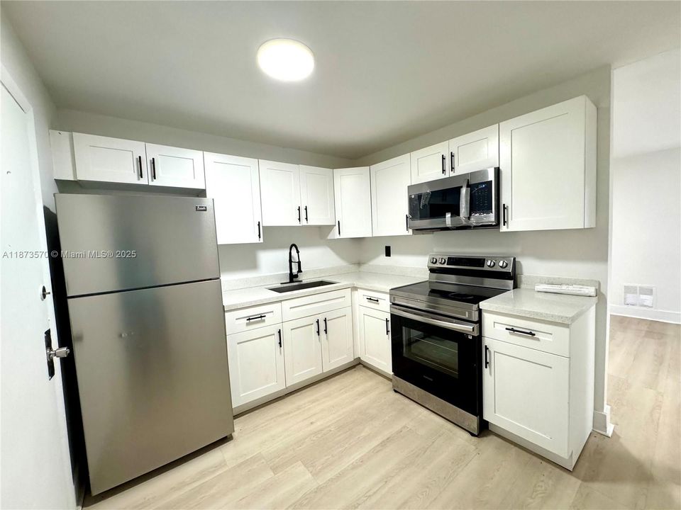 Под контрактом: $1,999 (2 спален, 1 ванн, 900 Квадратных фут)