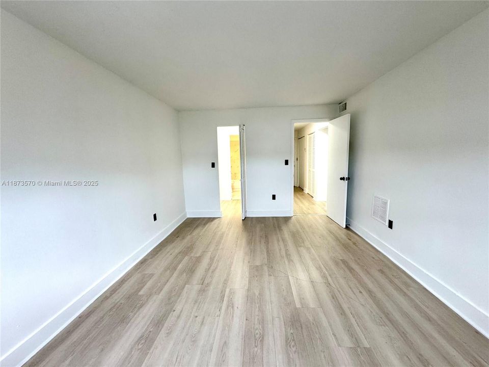 Под контрактом: $1,999 (2 спален, 1 ванн, 900 Квадратных фут)