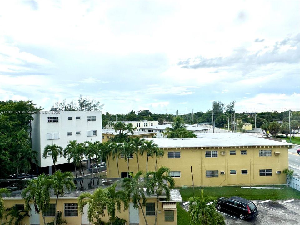 Под контрактом: $1,999 (2 спален, 1 ванн, 900 Квадратных фут)