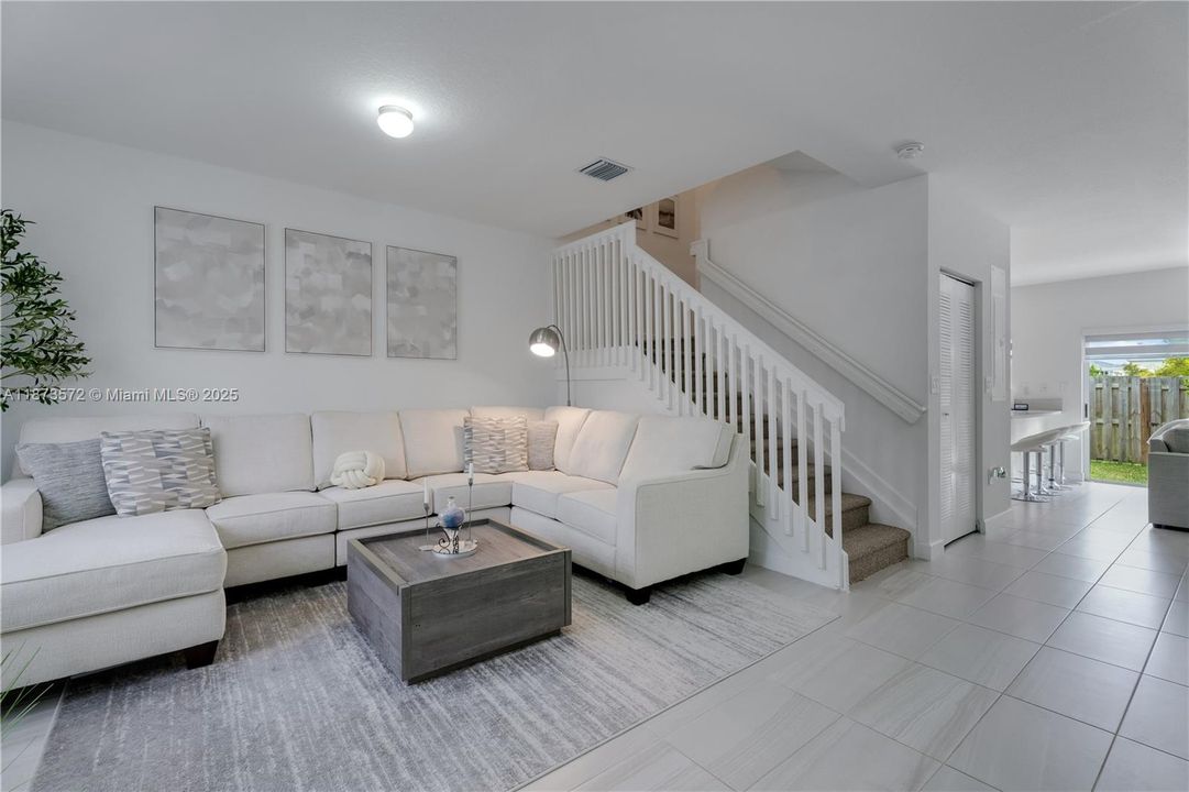 For Sale: $325,000 (3 beds, 2 baths, 1464 Square Feet)