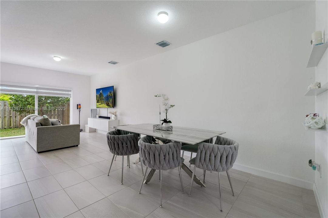 For Sale: $325,000 (3 beds, 2 baths, 1464 Square Feet)