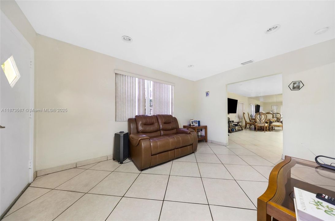 На продажу: $1,400,000 (3 спален, 1 ванн, 1256 Квадратных фут)