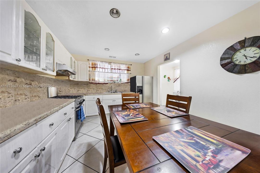 На продажу: $1,400,000 (3 спален, 1 ванн, 1256 Квадратных фут)