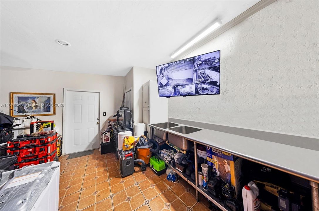 待售: $980,000 (4 贝兹, 2 浴室, 1680 平方英尺)