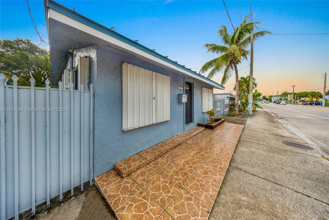 待售: $980,000 (4 贝兹, 2 浴室, 1680 平方英尺)