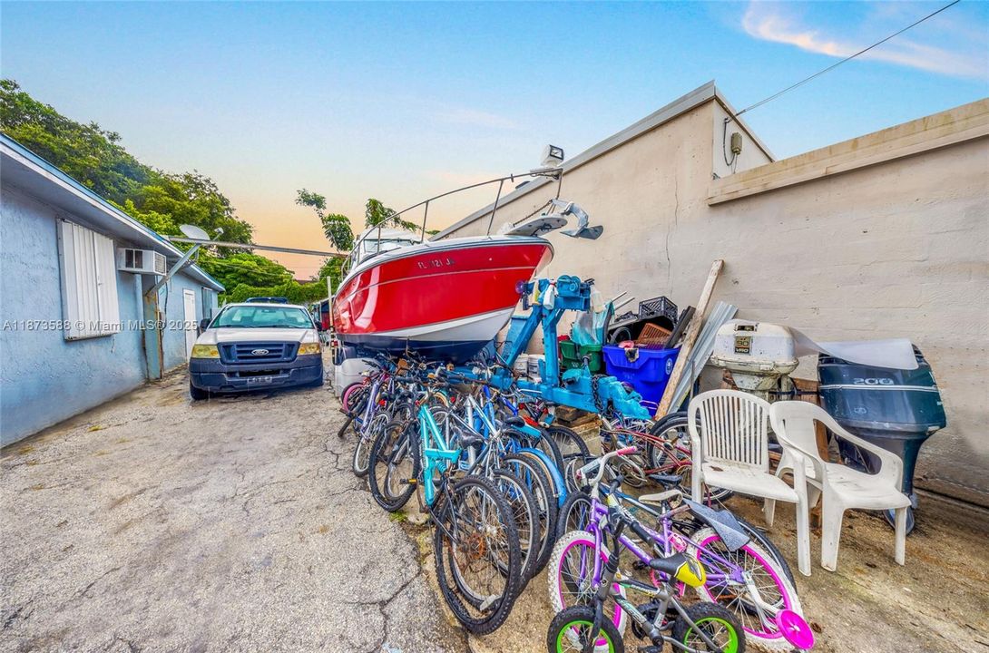 待售: $980,000 (4 贝兹, 2 浴室, 1680 平方英尺)