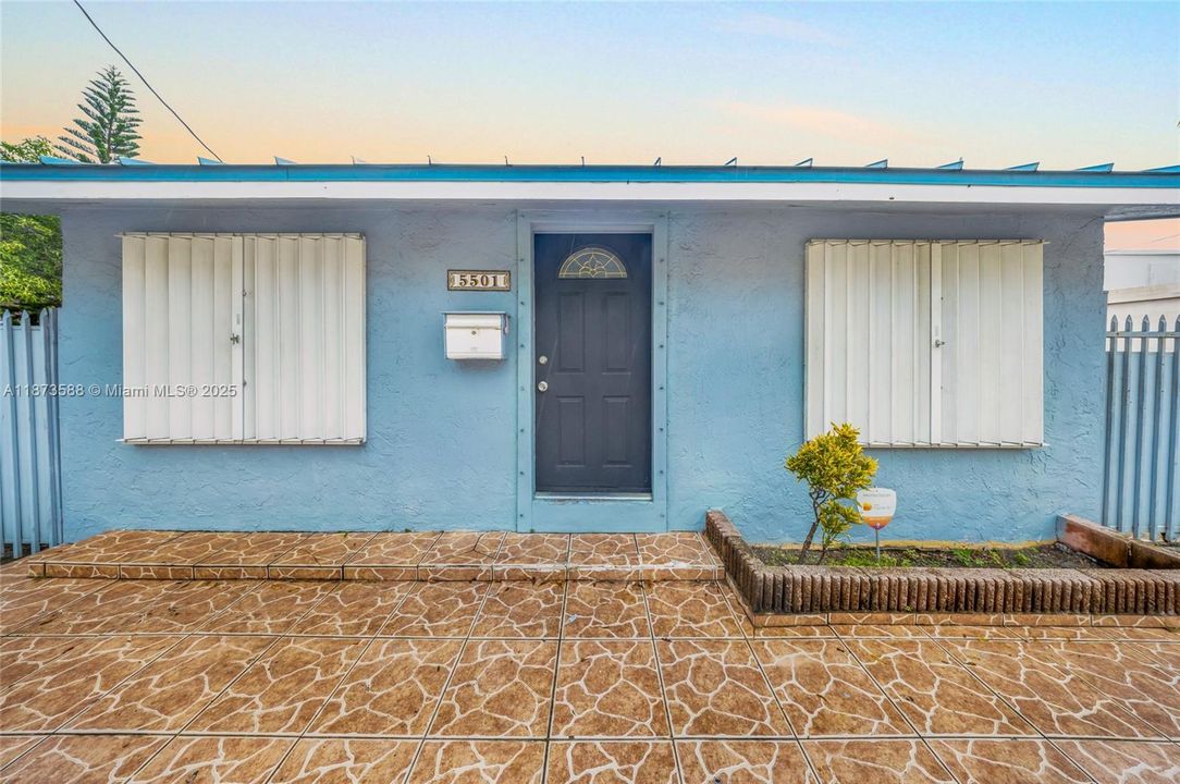 待售: $980,000 (4 贝兹, 2 浴室, 1680 平方英尺)