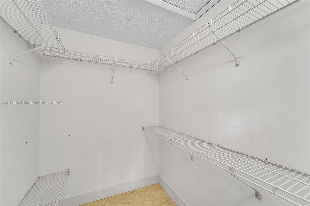 Activo con contrato: $125,000 (2 camas, 2 baños, 827 Pies cuadrados)