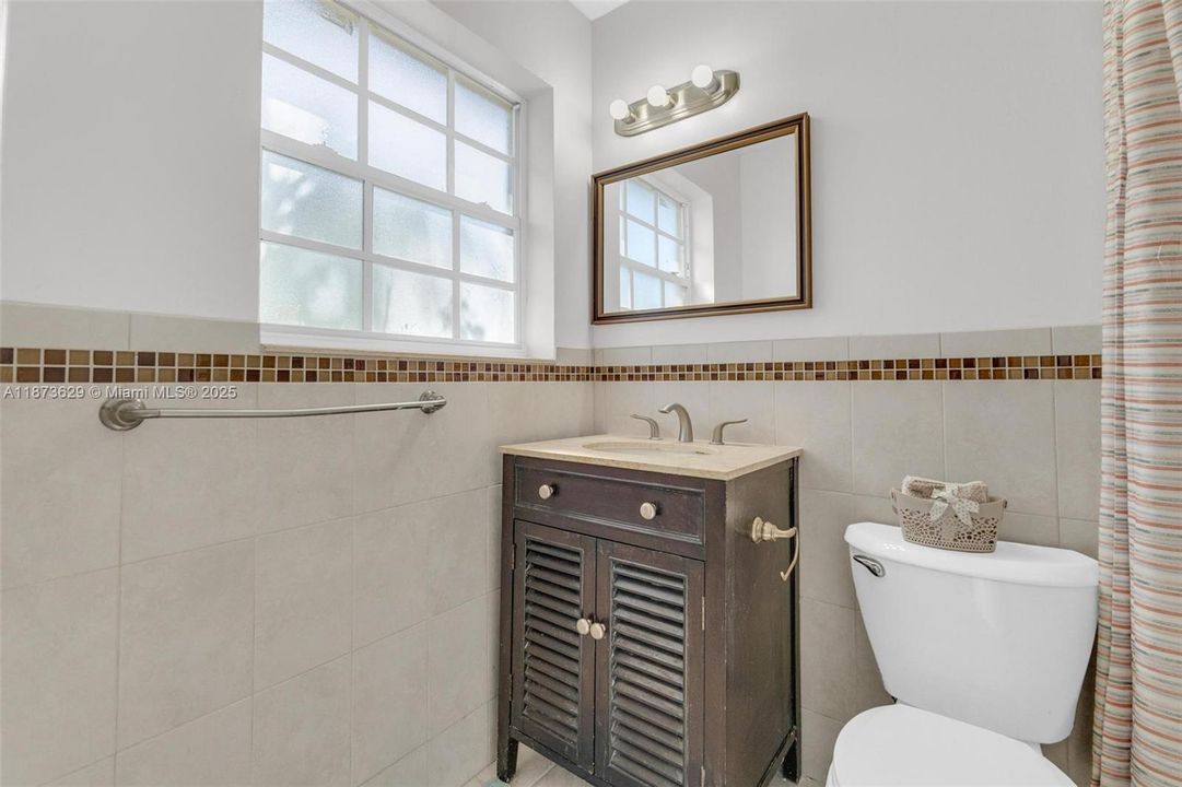 合同活跃: $535,500 (3 贝兹, 2 浴室, 1827 平方英尺)