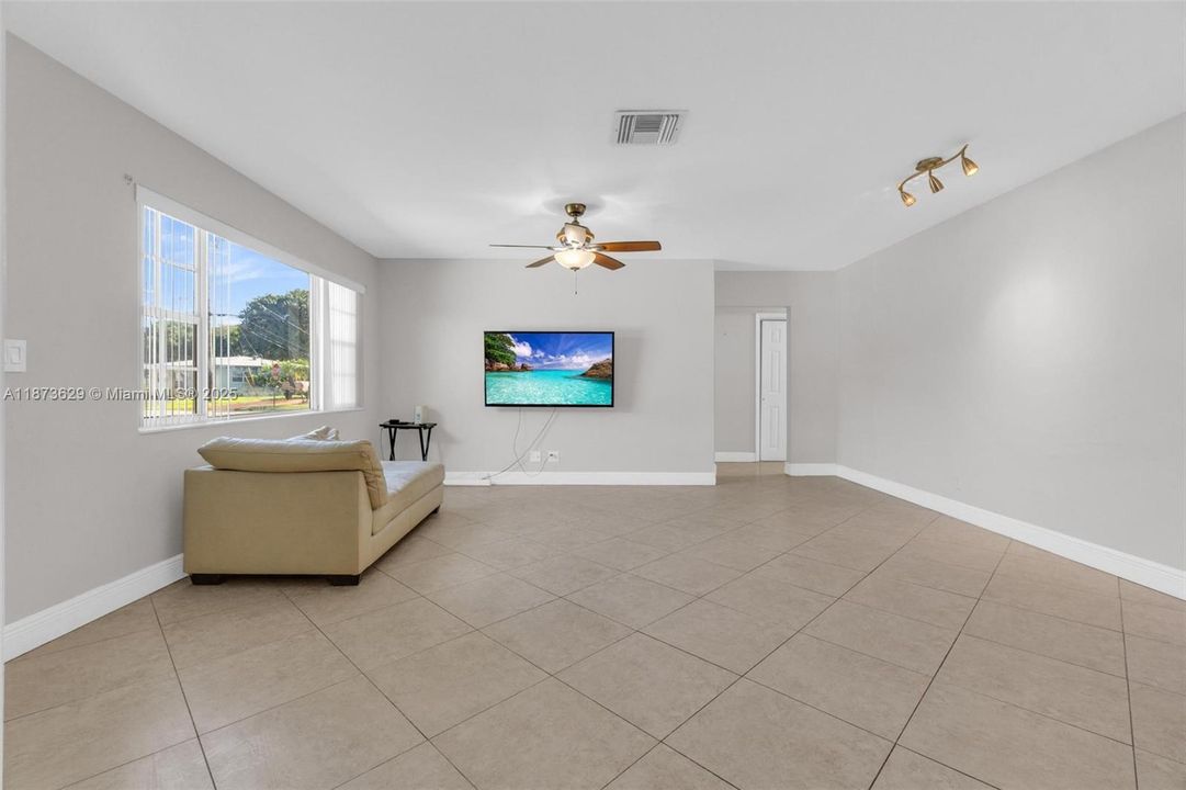 合同活跃: $535,500 (3 贝兹, 2 浴室, 1827 平方英尺)