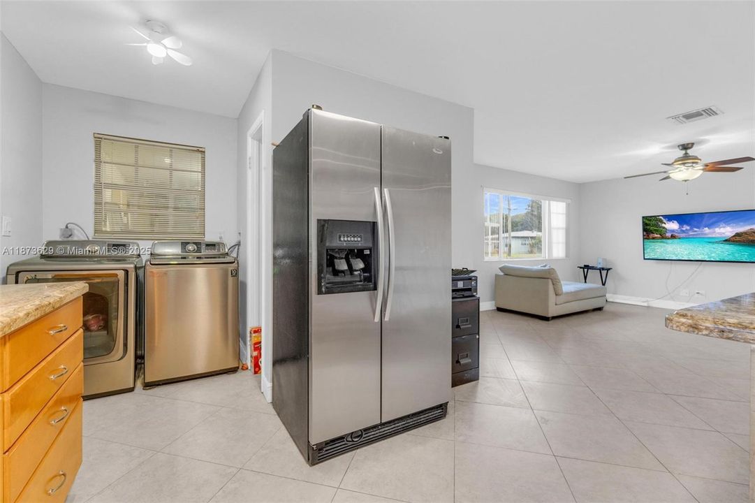 合同活跃: $535,500 (3 贝兹, 2 浴室, 1827 平方英尺)