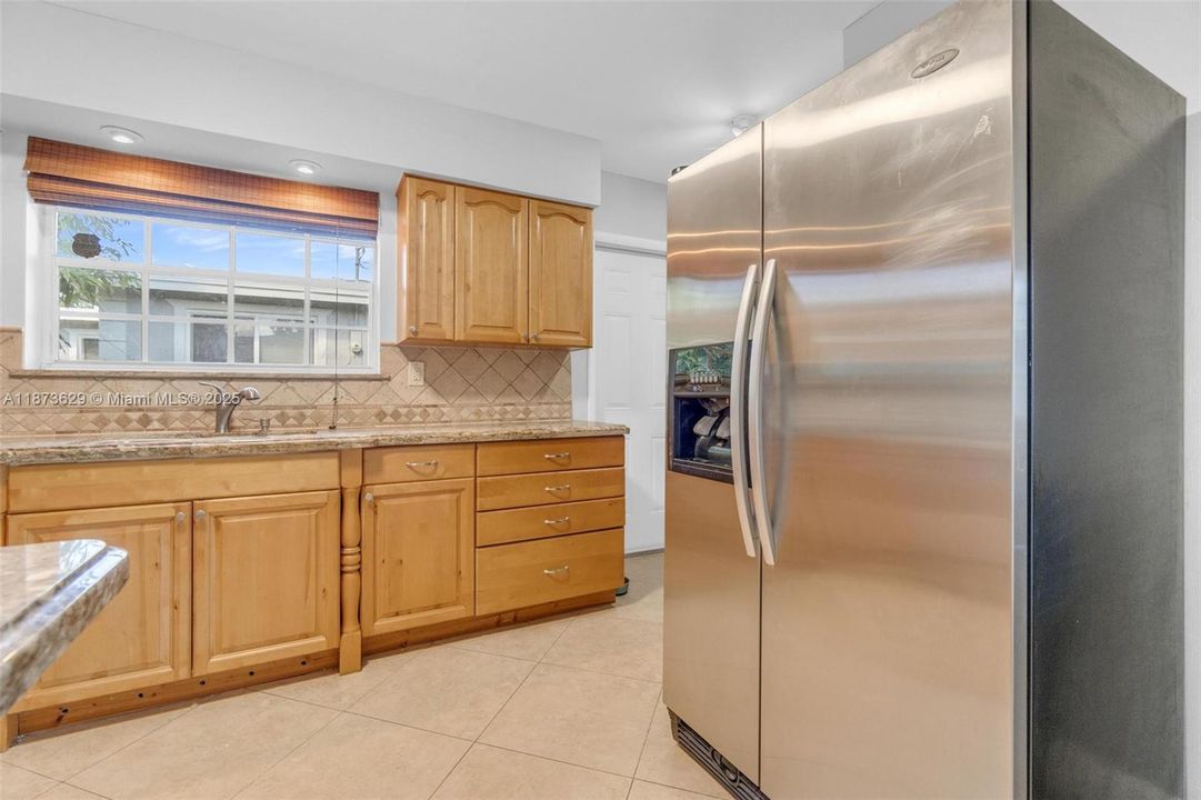 合同活跃: $535,500 (3 贝兹, 2 浴室, 1827 平方英尺)