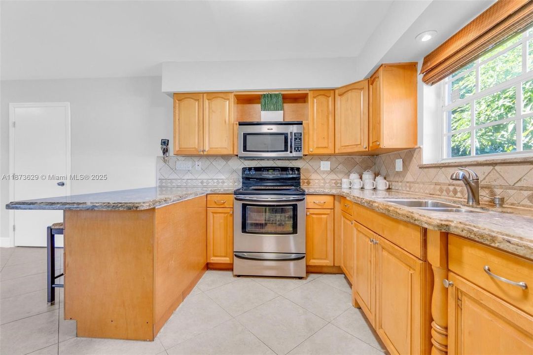 合同活跃: $535,500 (3 贝兹, 2 浴室, 1827 平方英尺)