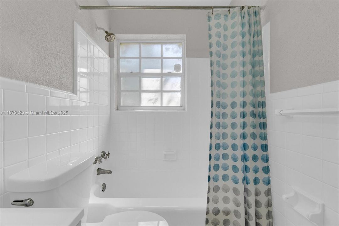 合同活跃: $535,500 (3 贝兹, 2 浴室, 1827 平方英尺)