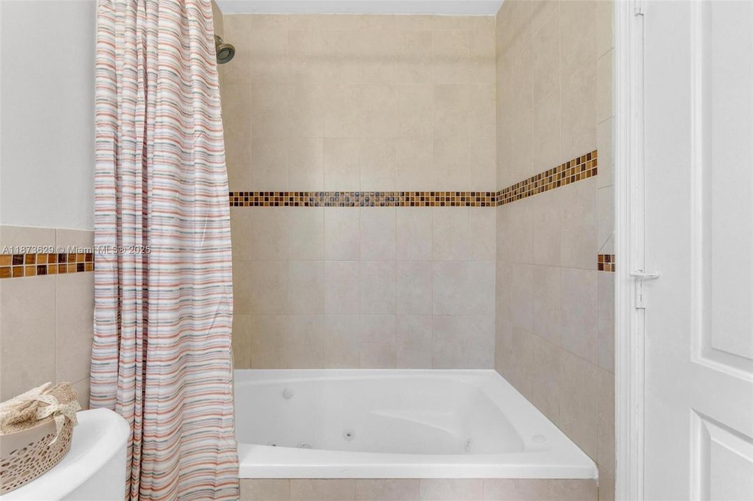 合同活跃: $535,500 (3 贝兹, 2 浴室, 1827 平方英尺)