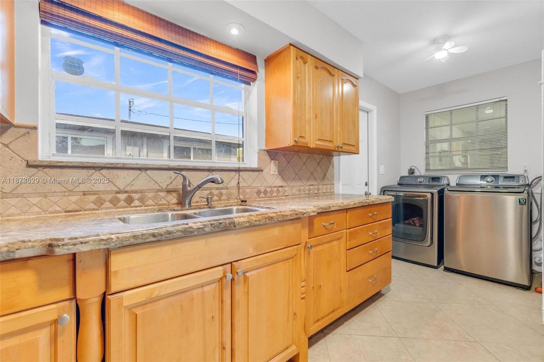 合同活跃: $535,500 (3 贝兹, 2 浴室, 1827 平方英尺)