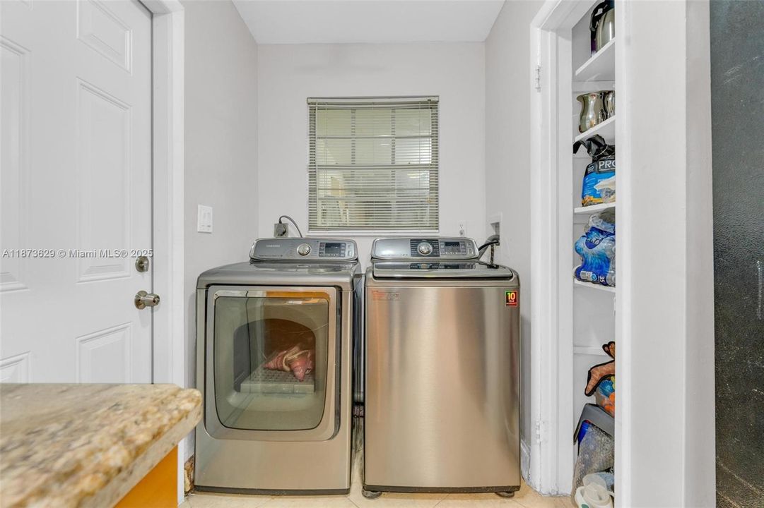 合同活跃: $535,500 (3 贝兹, 2 浴室, 1827 平方英尺)