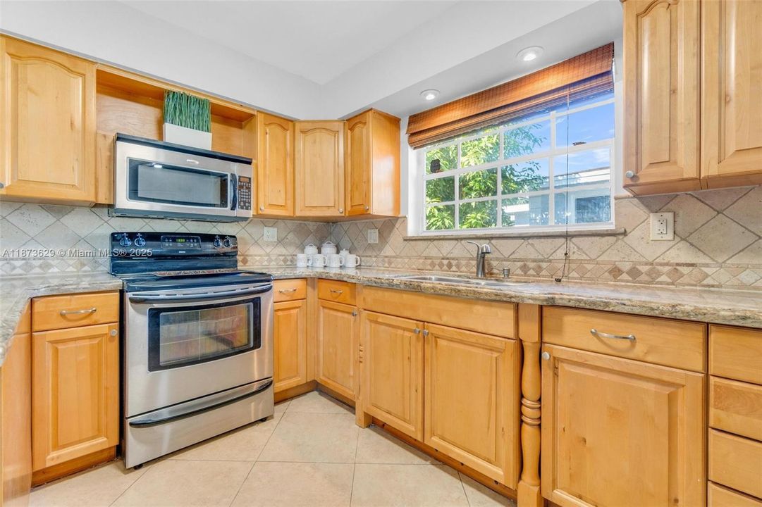 合同活跃: $535,500 (3 贝兹, 2 浴室, 1827 平方英尺)