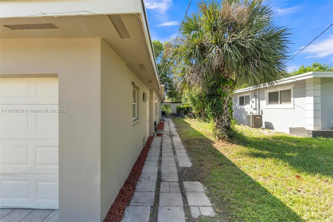 合同活跃: $535,500 (3 贝兹, 2 浴室, 1827 平方英尺)