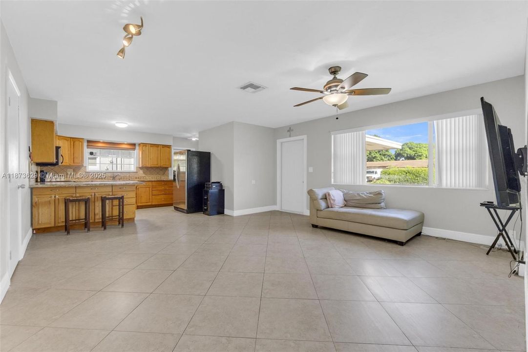 合同活跃: $535,500 (3 贝兹, 2 浴室, 1827 平方英尺)