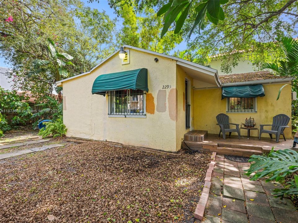 最近售出: $400,000 (1 贝兹, 2 浴室, 867 平方英尺)