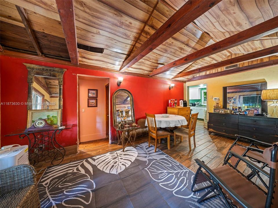 最近售出: $400,000 (1 贝兹, 2 浴室, 867 平方英尺)