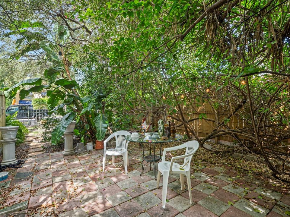 最近售出: $400,000 (1 贝兹, 2 浴室, 867 平方英尺)