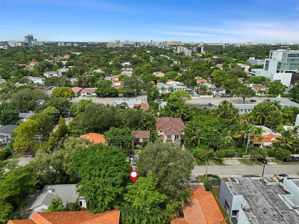 最近售出: $400,000 (1 贝兹, 2 浴室, 867 平方英尺)