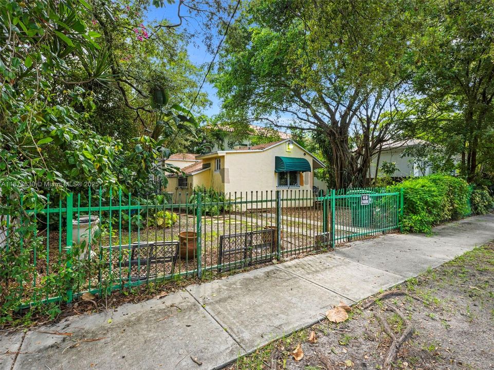 最近售出: $400,000 (1 贝兹, 2 浴室, 867 平方英尺)