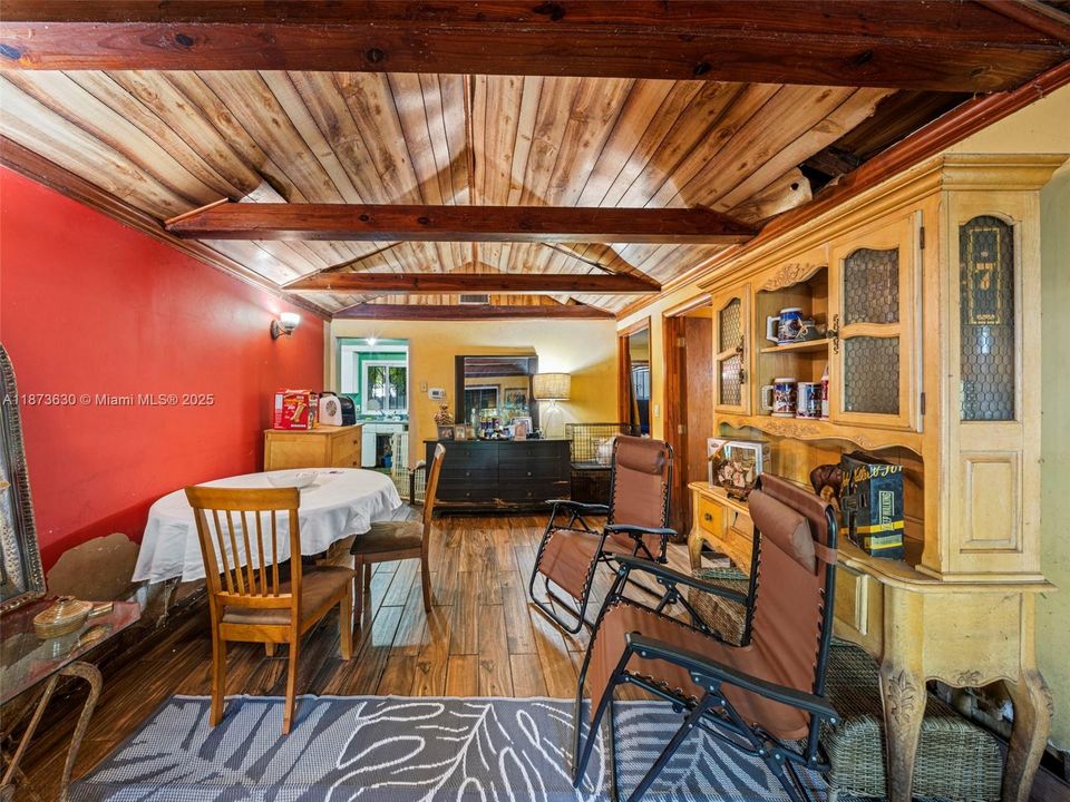 最近售出: $400,000 (1 贝兹, 2 浴室, 867 平方英尺)