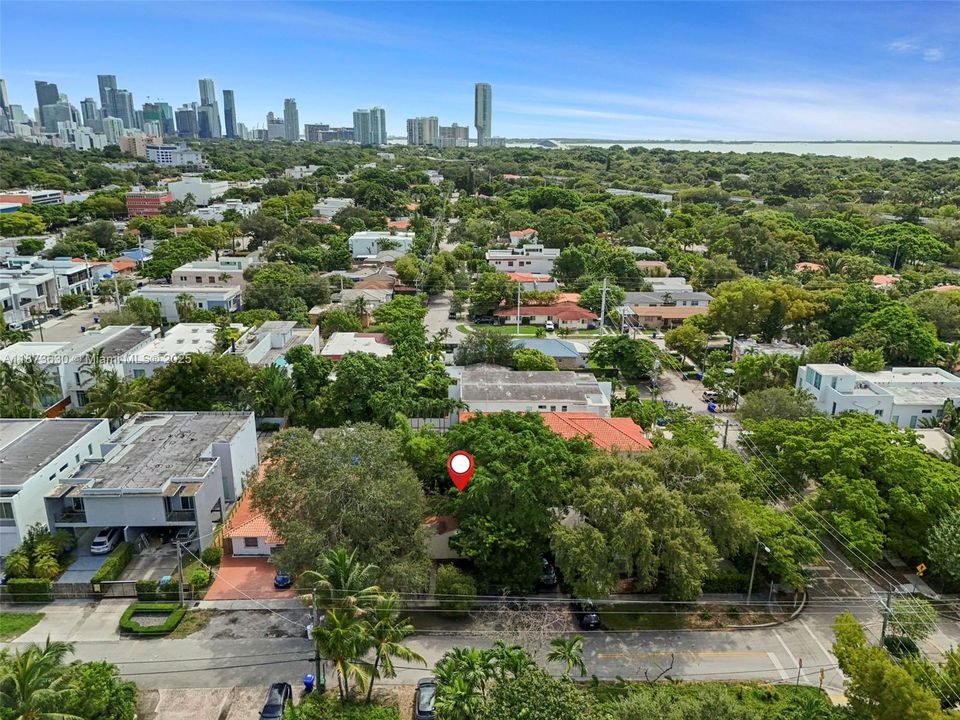 最近售出: $400,000 (1 贝兹, 2 浴室, 867 平方英尺)