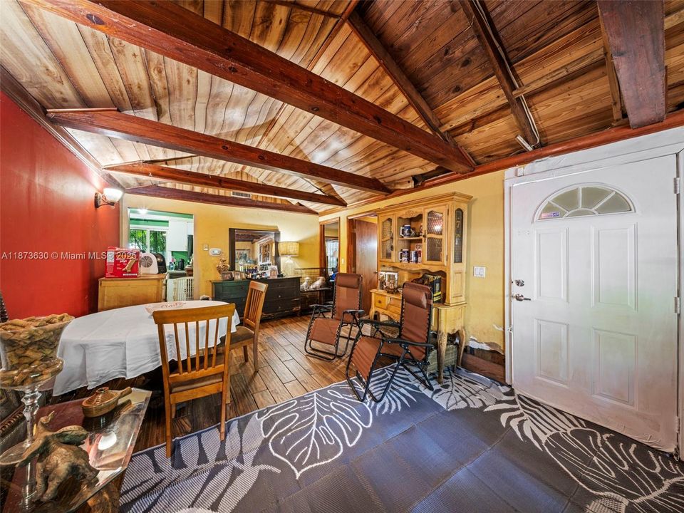 最近售出: $400,000 (1 贝兹, 2 浴室, 867 平方英尺)